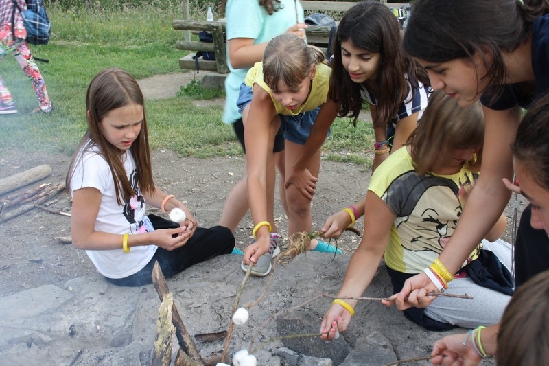 Village Camps International Summer Camp Leysin, Switzerland 2025-08-09 https://www.villagecamps.com/journals_admin/images/691-14-campfire yellows (99).jpg